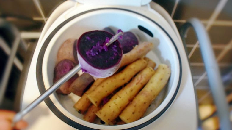 紫薯山药糯米饼（微笑饼）,约二十分钟后，选一块比较大的紫薯，若用筷子可以轻松的穿透，则说明已蒸熟。
