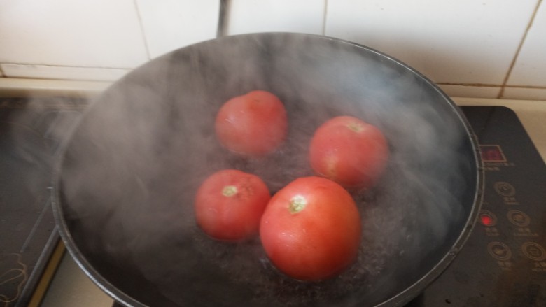 西红柿焖牛腩,开水锅烫一下去皮