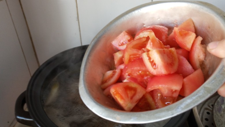 西红柿焖牛腩,水开后放入西红柿焖煮一小时左右