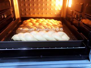 淡奶油辫子面包,发酵好的面胚送进预热好的烤箱，上火150度下火160度，烘烤18分钟(每家烤箱温度不同，请按自家烤箱脾气调整时间与温度），为了不让顶部上色要及时盖锡纸，出炉后立刻取出放晾晒网上，还有余温时密封保存