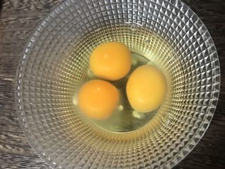榨菜肉丝炒蛋,鸡蛋三个打散