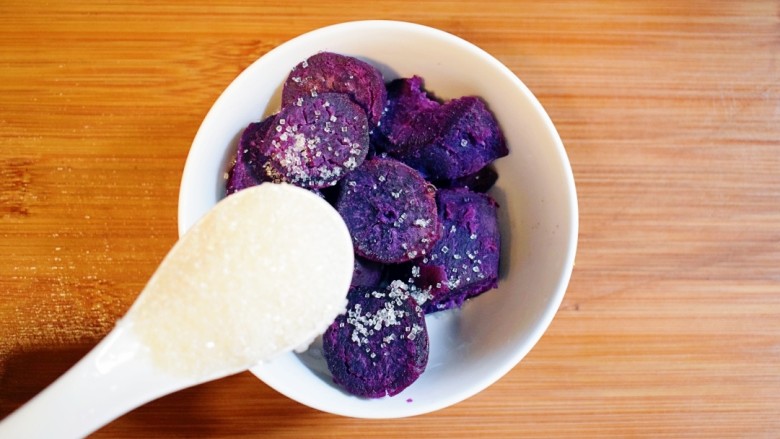 紫薯山药糯米饼（微笑饼）,将紫薯去皮，装小碗，并放一勺白糖。