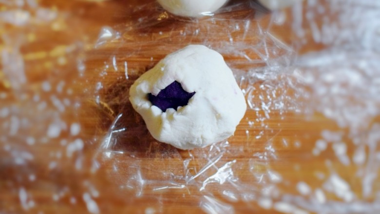 紫薯山药糯米饼（微笑饼）,将紫薯泥团子裹在里面，并封口。