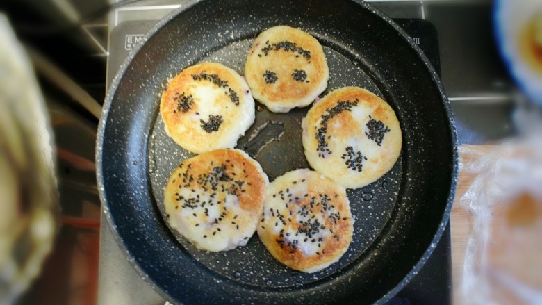 紫薯山药糯米饼（微笑饼）,小火慢煎至两面金黄。