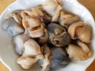 香葱爆海螺片,新鲜海螺砸碎取出海螺肉肉清洗干净