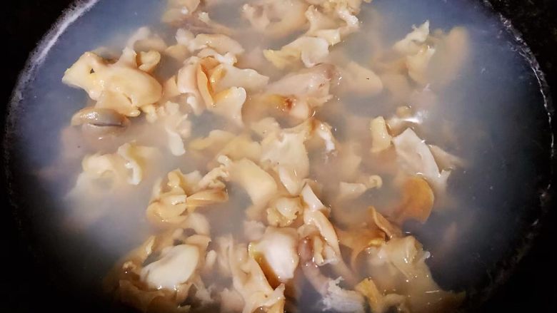 香葱爆海螺片,锅中烧开水下入片好的海螺肉片翻滚一下（大概4-5秒）立即捞出放入冷水中冲凉