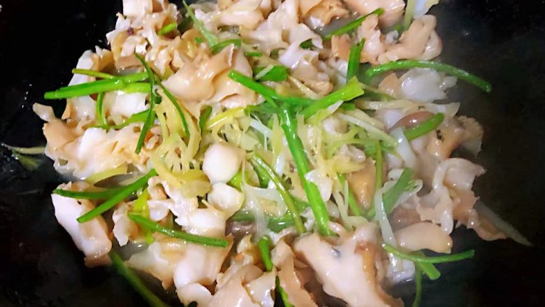 香葱爆海螺片,调味料翻炒均匀入味即可出锅享用