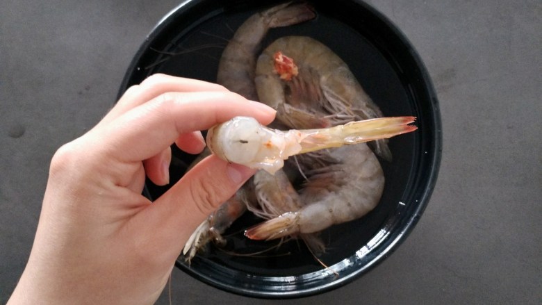 韭菜虾仁水饺,准备好的虾先用清水浸泡，然后剥去虾壳，中间的虾线一定要去掉。