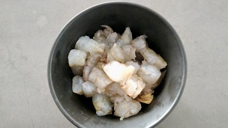 韭菜虾仁水饺,.虾剥好壳后，切成小块放在一边备用。