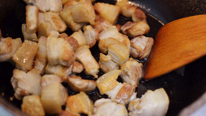 笋干红烧肉,锅中放入少量的油烧热，放入五花肉，中小火炒至表面略焦黄。