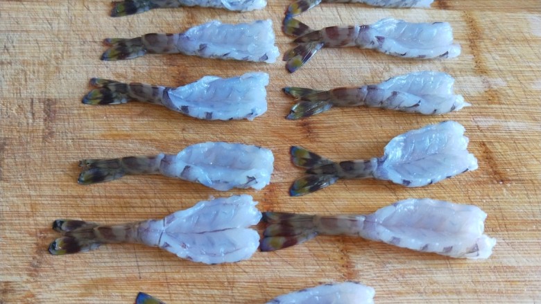新文美食  凤还巢,全部做好摆放在案板上，上面撒上一点干炸虾粉。