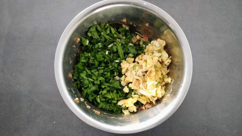 韭菜虾仁水饺,肉馅调好以后把准备好的韭菜，和鸡蛋一同放入。拌均匀