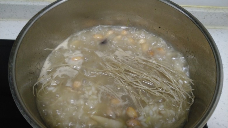 鸡肉焖饭,加入粉条。