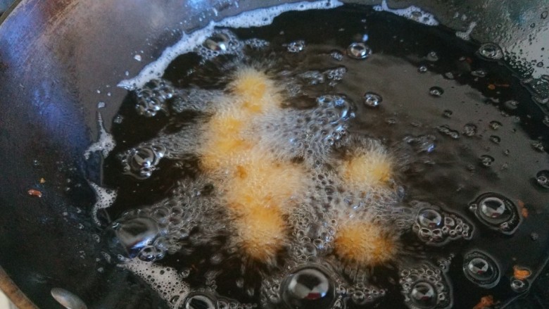 新文美食  凤还巢,放入油锅炸制稍微变黄色。