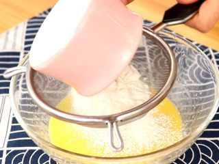 圣诞草莓蛋糕卷,筛入低筋面粉，画一字拌匀
tips：画一字是防止面粉起筋，影响蛋糕的制作