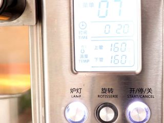 圣诞草莓蛋糕卷,放入烤箱中层，上下管160度，烤20min
tips：具体温度和时间，根据自家烤箱情况，去做适当的调整