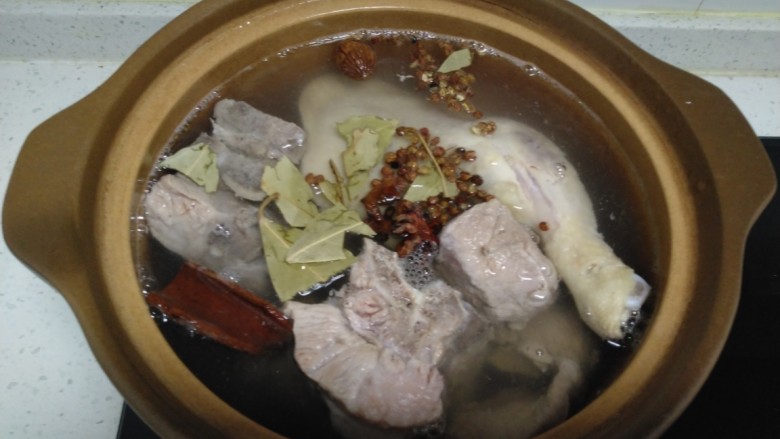 排骨鸡腿炖平菇,倒入抹过食材的清水，加入上述调料。