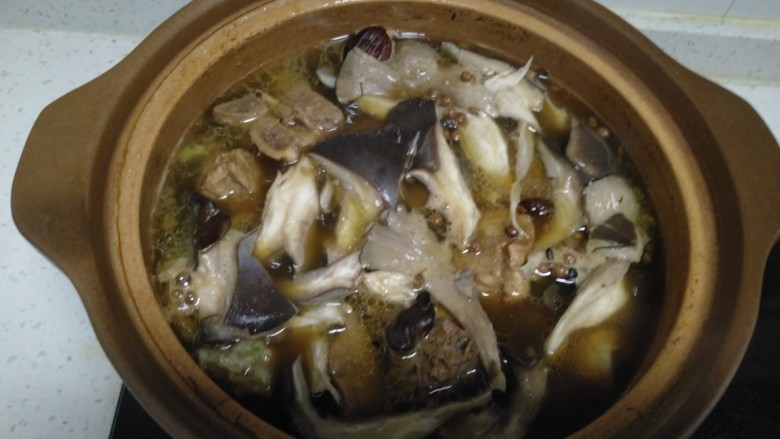 排骨鸡腿炖平菇,加入平菇煮2分钟。