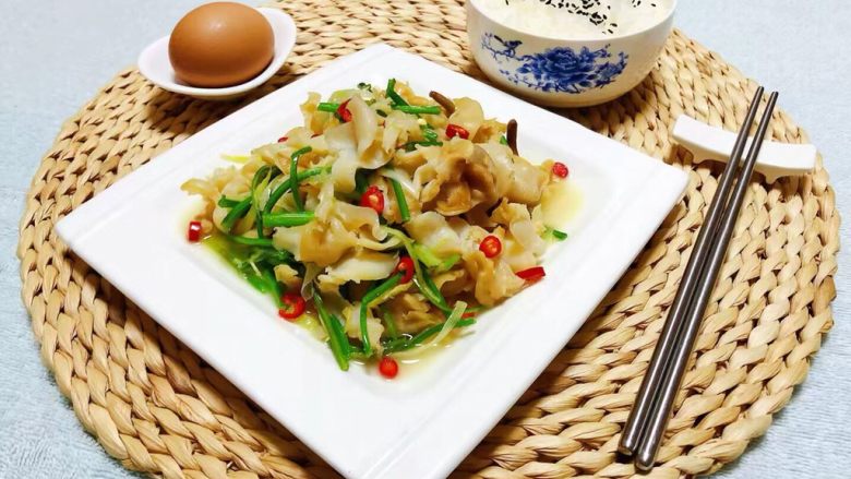 香葱爆海螺片,搭配一碗米饭和鸡蛋营养丰富噢