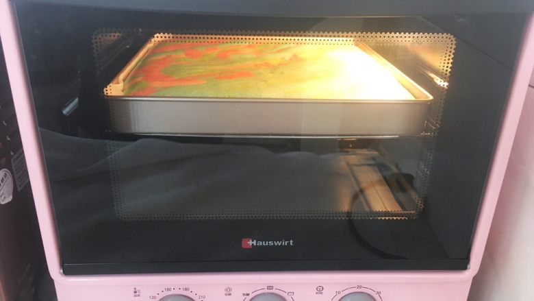 彩虹蛋糕
,将烤盘放入烤箱烘烤15分钟，表面上色即可
