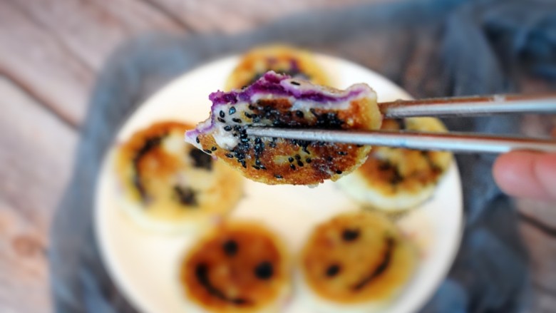 紫薯山药糯米饼（微笑饼）,开吃喽——咬一口，香甜软糯！