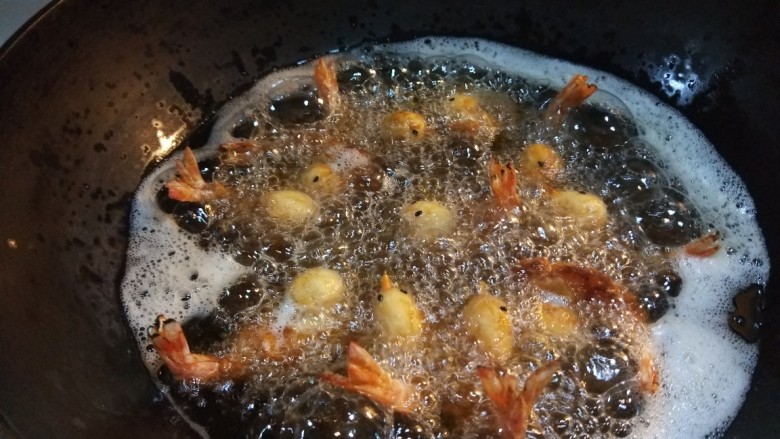 新文美食  凤还巢,固定了在放入锅中炸制一分钟捞出来。