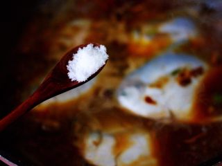 酱焖海鲳鱼,这个时候就可以加入料酒去腥，白糖和适量的盐，再加入米醋调味。