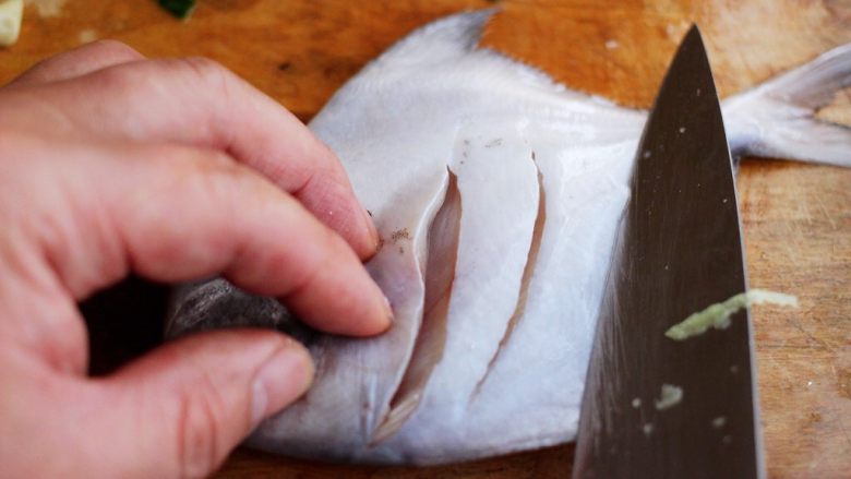 酱焖海鲳鱼,把沥干水分的鲳鱼用刀改刀，这样在焖鱼的时候可以入味很快。