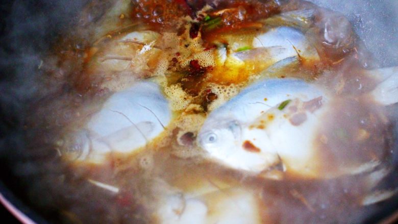 酱焖海鲳鱼,大火烧开后，盖上锅盖中火焖20分钟。