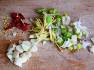 酱焖海鲳鱼,用刀把葱和大蒜切碎，把姜切成肉，干辣椒切碎备用。