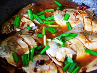 酱焖海鲳鱼,撒上提前切好的韭菜段后即可关火。