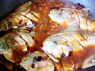 酱焖海鲳鱼,看见锅中的汤汁慢慢变得越来越粘稠的时候。