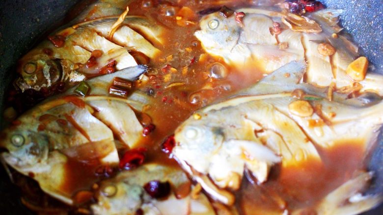 酱焖海鲳鱼,看见锅中的汤汁慢慢变得越来越粘稠的时候。