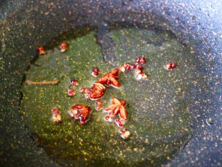 酱焖海鲳鱼,锅中倒入花生油烧热后放入花椒和八角小火炸出香味。
