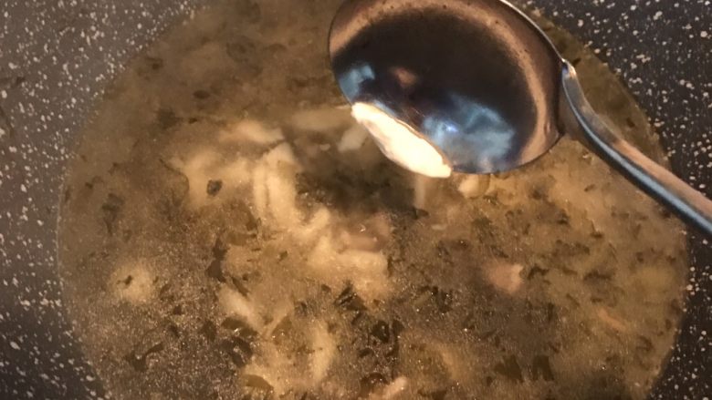 咸菜肉丝面疙瘩,用勺子刮出一小条面团入锅
