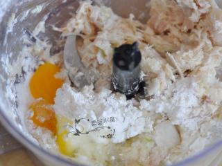 鳕鱼大馄饨,加些玉米淀粉和两个鹌鹑蛋，继续搅打。