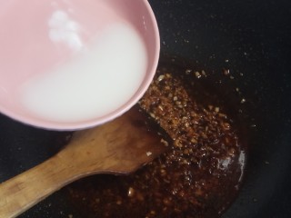 家常烧茄子,放入水淀粉翻炒至汤汁粘稠出泡泡