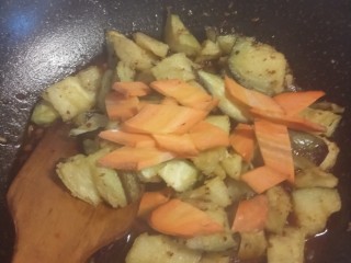 家常烧茄子,放入胡萝卜片翻炒均匀使均匀的沾上汤汁
