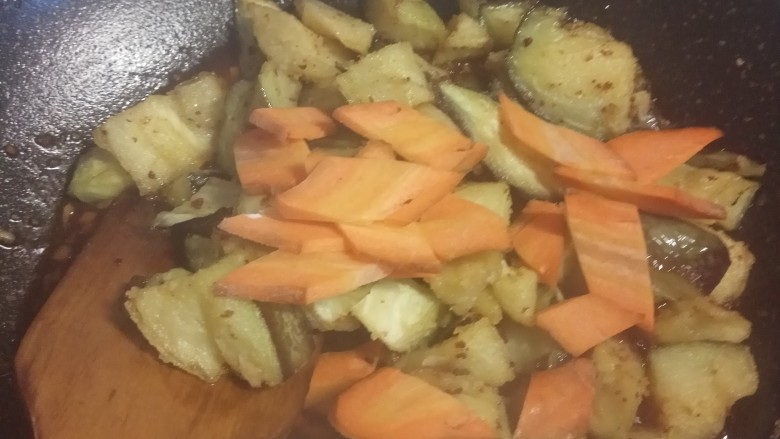 家常烧茄子,放入胡萝卜片翻炒均匀使均匀的沾上汤汁