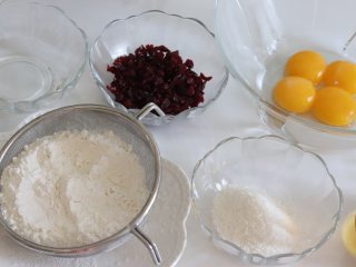 椰蓉戚风蛋糕,准备好食材，蔓越莓干稍微切碎一些。椰蓉可以过筛，取比较细末的椰蓉。