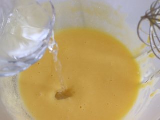 椰蓉戚风蛋糕,加入油，继续搅拌均匀。加入纯净水，搅拌到蛋黄发白的状态，充分的乳化。