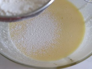 椰蓉戚风蛋糕,筛入低筋面粉切拌均匀。得到了椰蓉蛋黄糊。