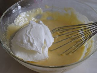 椰蓉戚风蛋糕,蛋白分和蛋黄糊翻拌均匀。