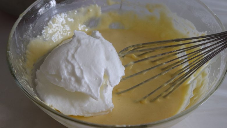 椰蓉戚风蛋糕,蛋白分和蛋黄糊翻拌均匀。