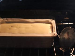 椰蓉戚风蛋糕,提前预热烤箱，170度35分钟。