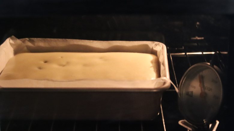 椰蓉戚风蛋糕,提前预热烤箱，170度35分钟。