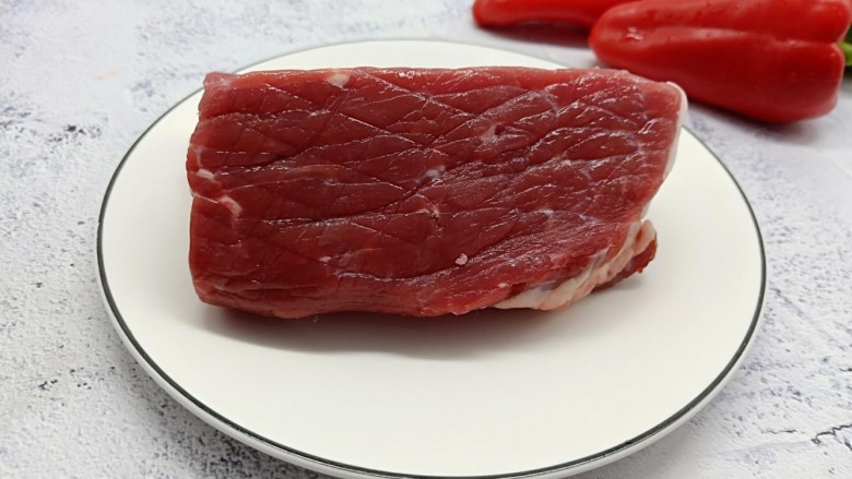 秘制烧烤牛肉串,精选黄牛肋条、块大肉厚、纹理清晰可见。
