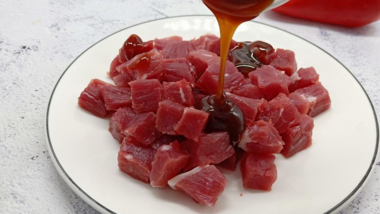 秘制烧烤牛肉串,蚝油均匀地淋在牛肉粒上面。