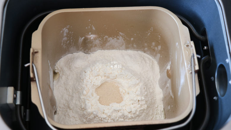 圣诞花环面包,面包粉中间挖个洞，加入干酵母粉；