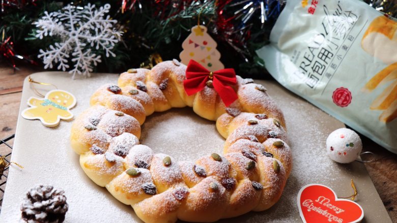 圣诞花环面包,烤好后取出，冷却至不烫手后密封保存，吃的时候筛入适量糖粉装饰一下即可。